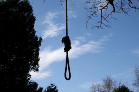 Abşeronda 33 yaşlı kişi özünü parkda asaraq intihar edib