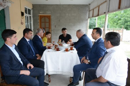 Rayon rəhbəri Birinci Qarabağ Müharibəsi şəhidi Mehrac Mahmudovun ailəsini ziyarət edib