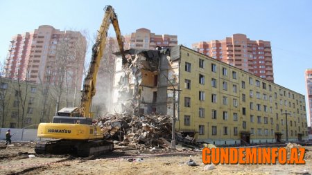 Bakıda içində insanlar yaşayan bina sökülür - 