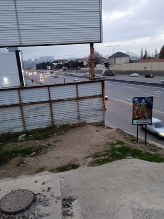 Azay Möhnətovun adamları şəhid plakatının önünü dəmir löhvəylə bağlayıblar - 