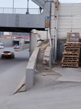 Azay Möhnətovun adamları şəhid plakatının önünü dəmir löhvəylə bağlayıblar - 