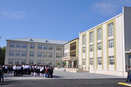 Ağdamda direktor şagirdi dərsə buraxmır -