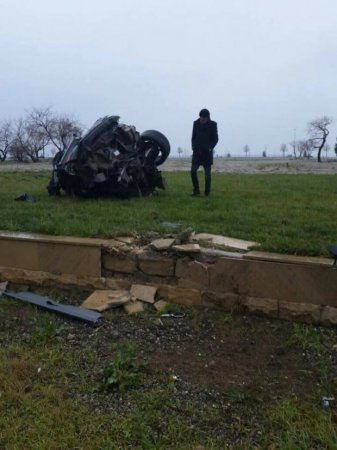 Bakıda BMW X5 iki yerə parçalandı - 