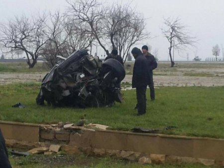 Bakıda BMW X5 iki yerə parçalandı - 