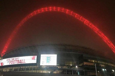 İngiltərənin məşhur stadionu terrora görə türk bayrağına "büründü" - 