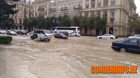 Bakının mərkəzi küçəsini su basdı —