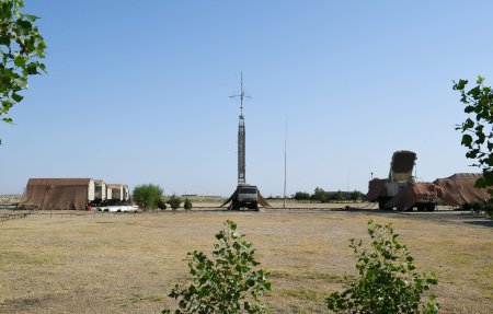 İlham Əliyev S-300 PMU-2 “Favorit” Zenit Raket Komplekslərinin start mövqeyinə baş çəkib