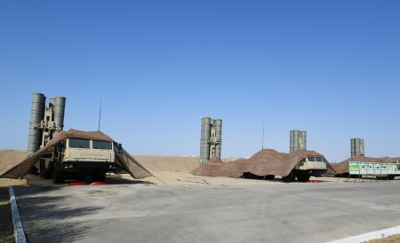 İlham Əliyev S-300 PMU-2 “Favorit” Zenit Raket Komplekslərinin start mövqeyinə baş çəkib