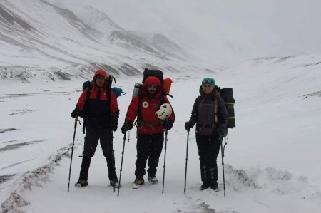 Həlak olmuş alpinistlərin adına quraşdırılmış lövhə oğurlandı