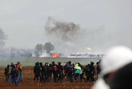 Fransa polisi qəddarlaşıb, onlarla etirazçını rezin güllələr və qaz qumbaraları ilə yaralayıb