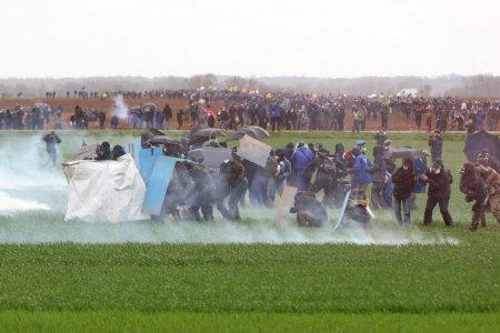 Fransa polisi qəddarlaşıb, onlarla etirazçını rezin güllələr və qaz qumbaraları ilə yaralayıb