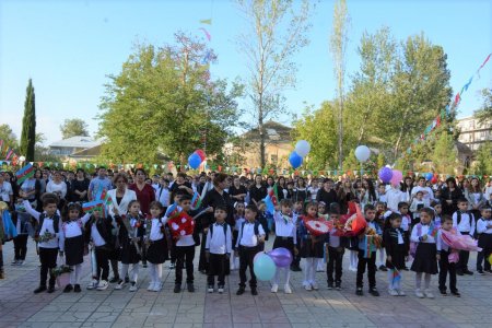 İcra başçısı “Bilik Günü” münasibəti ilə ümumtəhsil məktəblərində olub