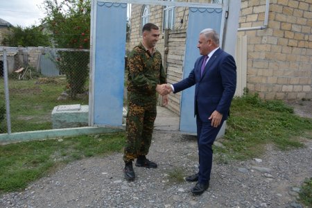 İcra başçısı Tərtərdən olan yaralı hərbçiləri evlərində ziyarət edib