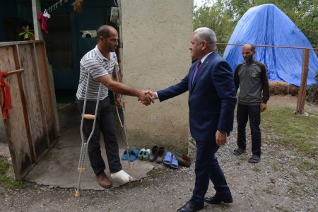 İcra başçısı Tərtərdən olan yaralı hərbçiləri evlərində ziyarət edib