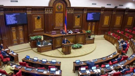 Ermənistan parlamentində Paşinyanla Koçaryan arasında dava düşdü