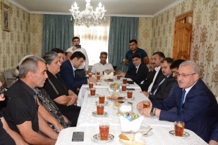 İcra başçısı Qaynaq və Yuxarı Qapanlı kəndindən olan şəhid ailələri və qazilərlə görüş keçirib